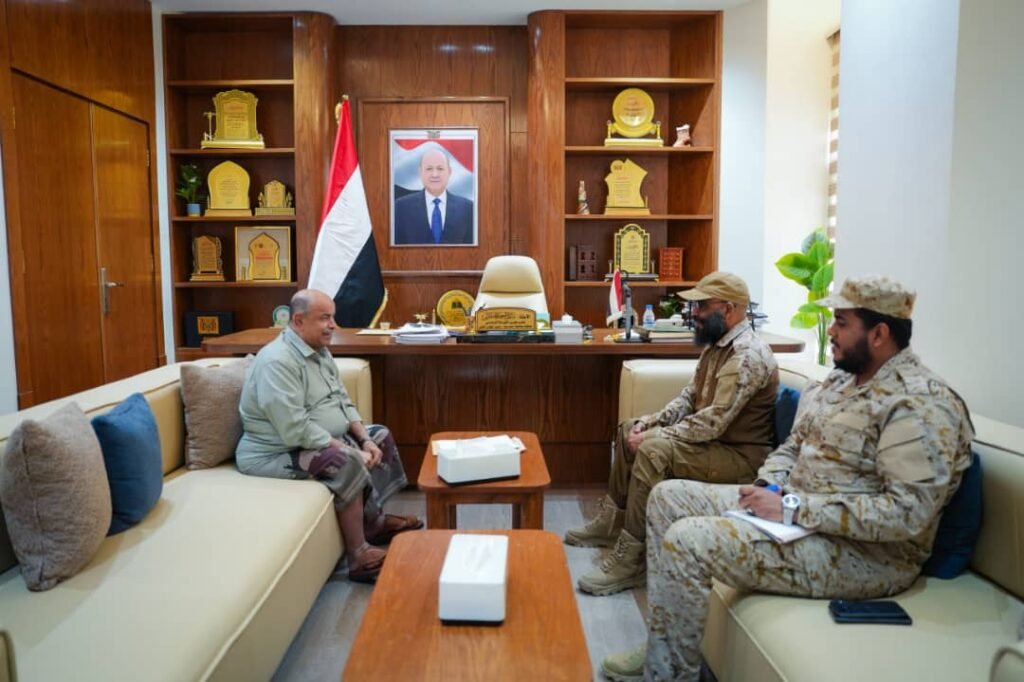 عضو مجلس القيادة محافظ حضرموت يطّلع على الأوضاع العسكرية والأمنية من قائد المنطقة الأولى