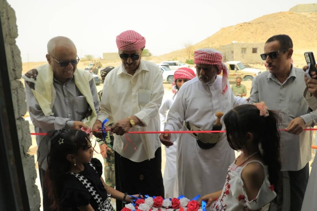 الوكيل بارباع يفتتح مشروع مياه في رماه ويبحث احتياجات المديرية من المشاريع