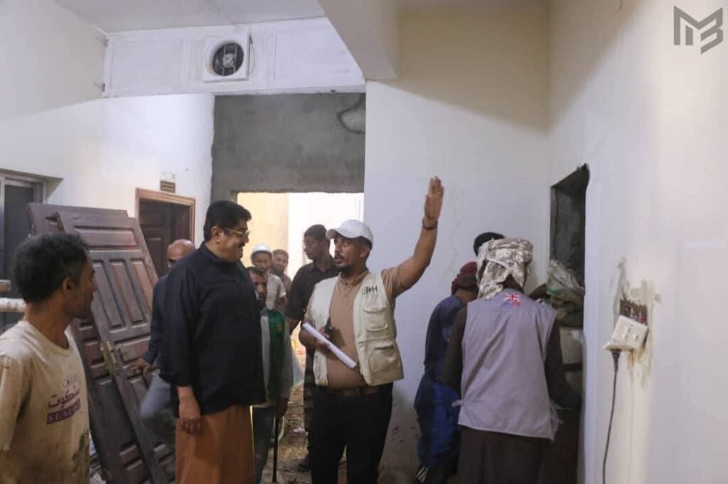 مدير عام وادي العين وحورة يتفقد مشروع تأهيل وتجهيز قسمي الصحة الإنجابية بمستشفى حورة