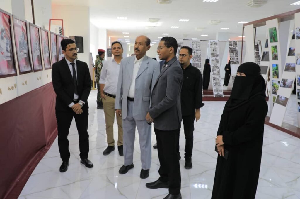 وكيل وادي حضرموت يفتتح بسيئون معرض ” أبعد من الحرب بقليل”