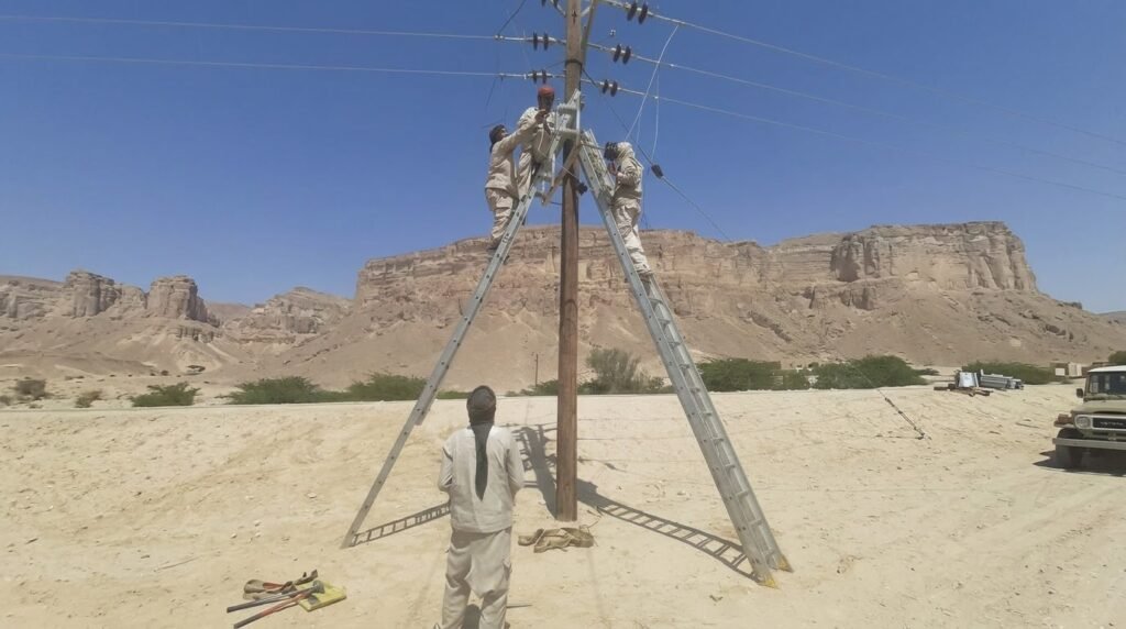 كهرباء شبام تدشن تركيب قواطع هوائية جديدة لتعزيز كفاءة شبكة الضغط العالي