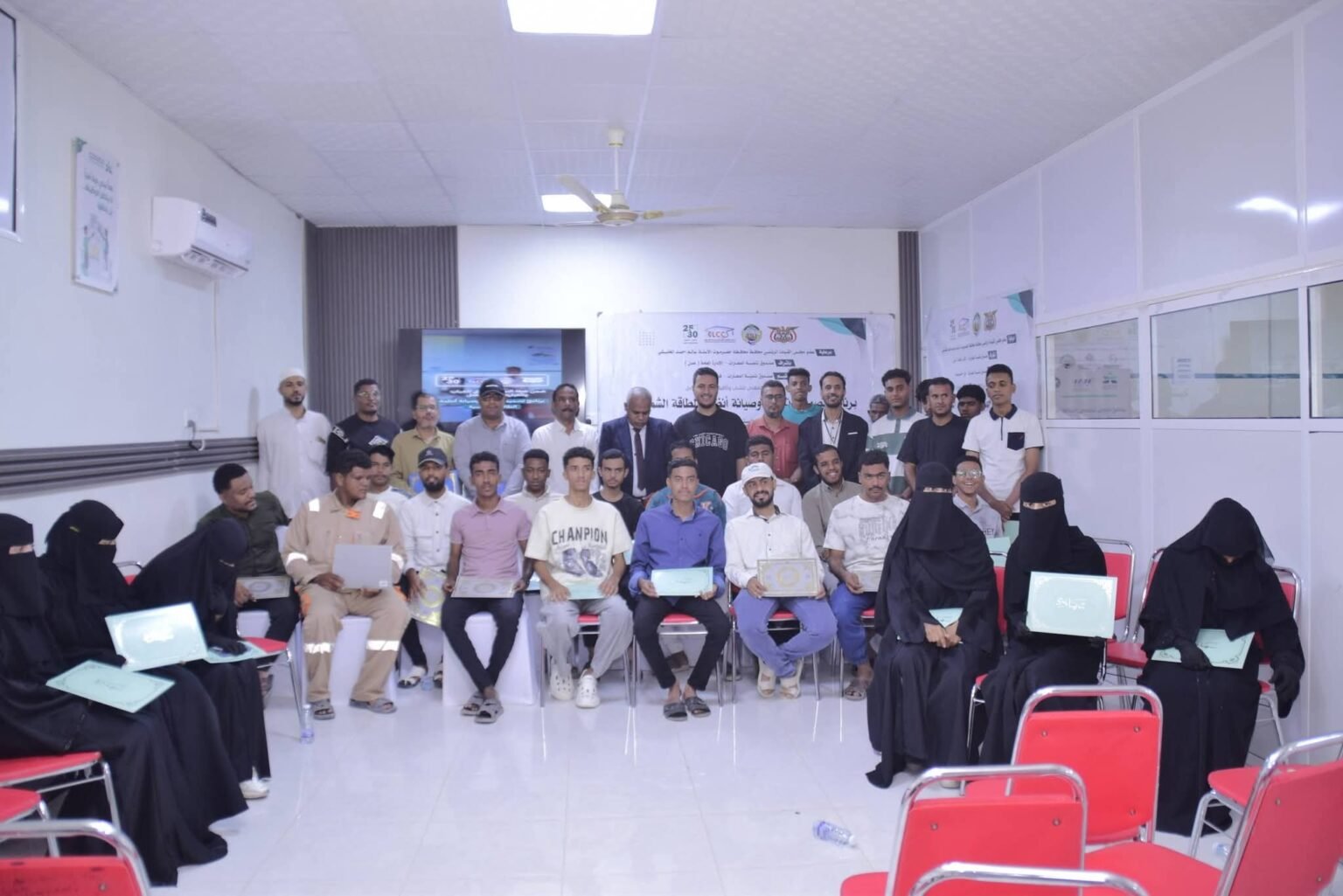 كلية المجتمع بسيئون تختتم برامج تدريبية لتأهيل 50 شاباً وشابة في الطاقة الشمسية والحاسوب