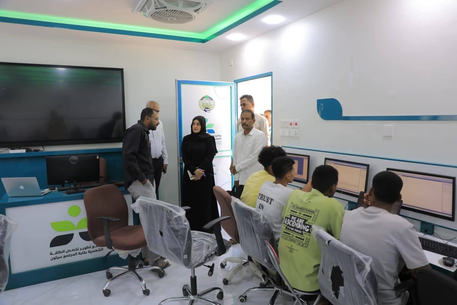 وكيلة محافظة حضرموت لشؤون المرأة تطلع على برامج كلية المجتمع بسيئون