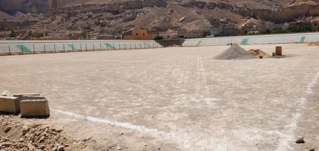 بدء الأعمال التمهيدية لمشروع تعشيب منشآت نادي شباب القطن بتمويل من السلطة المحلية بمحافظة حضرموت