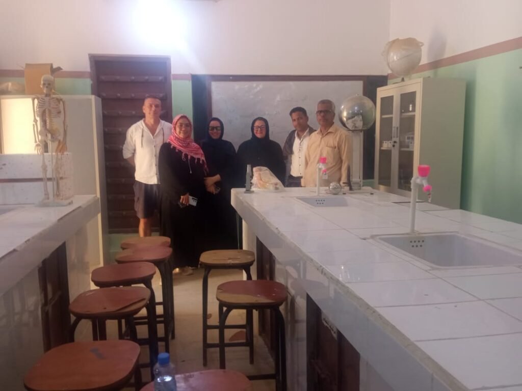 سياح من جنسيات مختلفة يزورون مدرسة عبدالله بن سميط التاريخية بشبام حضرموت